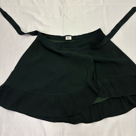 Sunday Best By Aritzia Women’s XS Emerald Green Ruffle Wrap Skirt Flattering All - Picture 1 of 10
